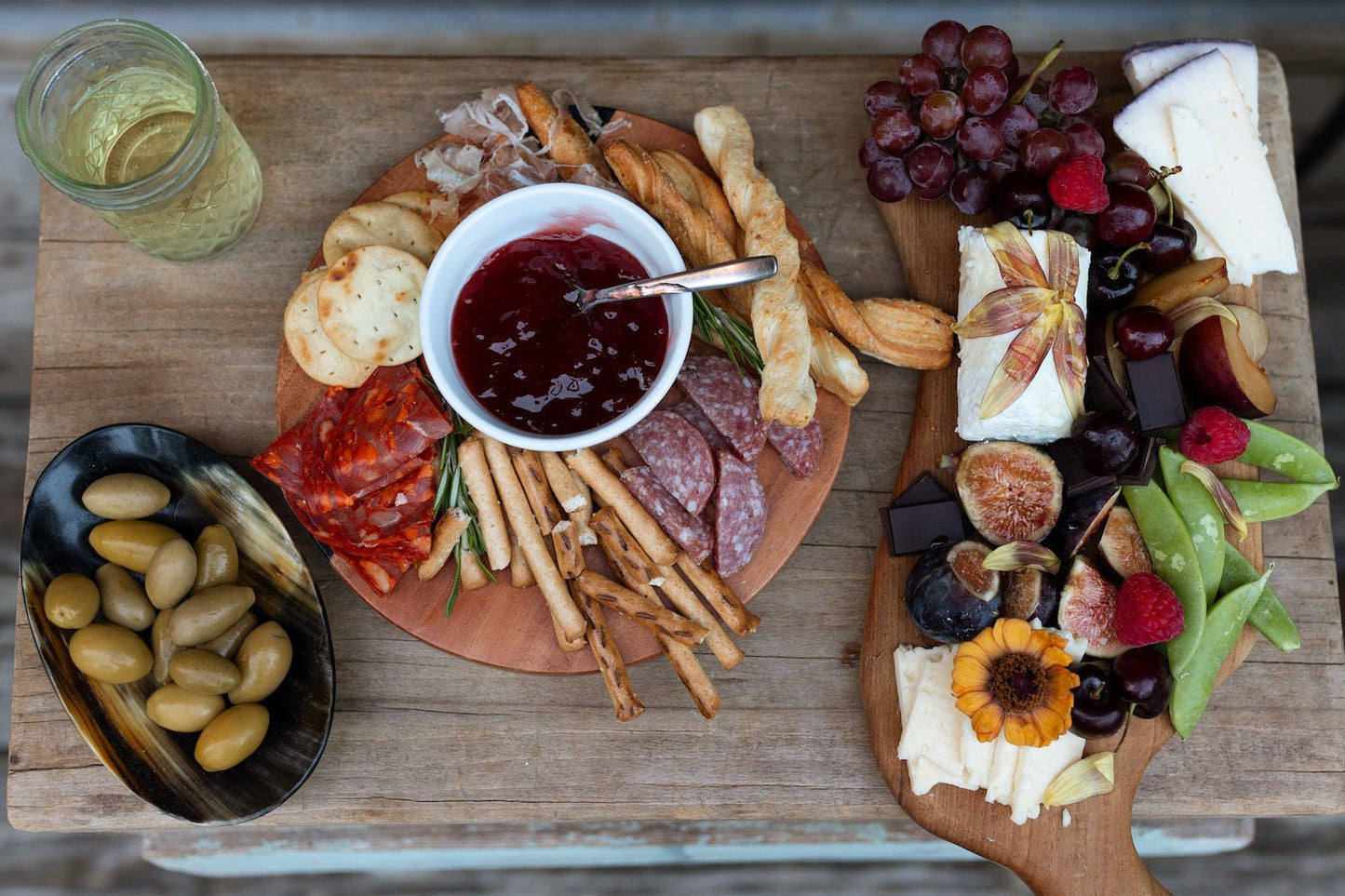 Round Cheese Board with Spreader