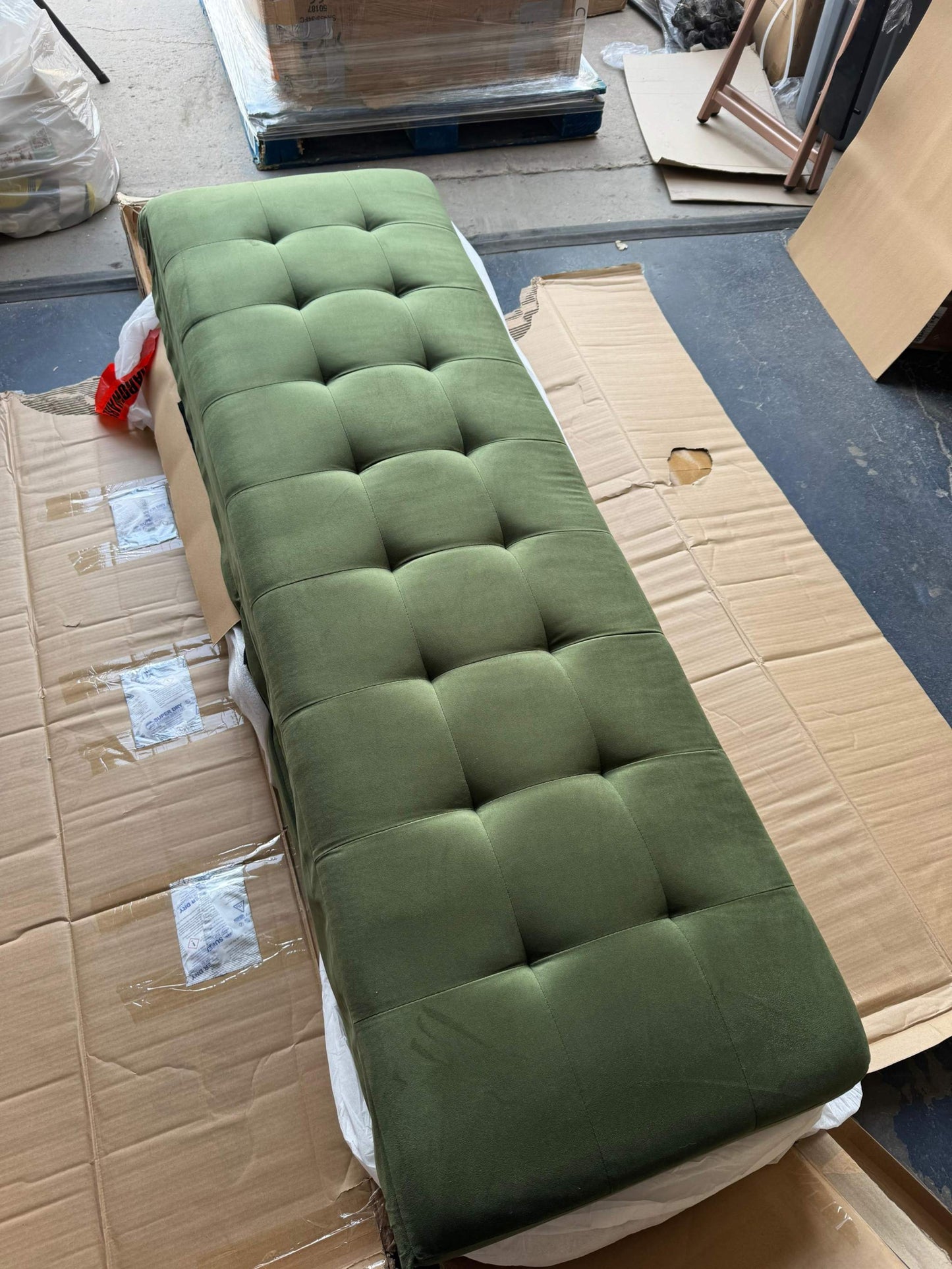 Mercury Row Garren 75.6 Tufted Sofa GREEN