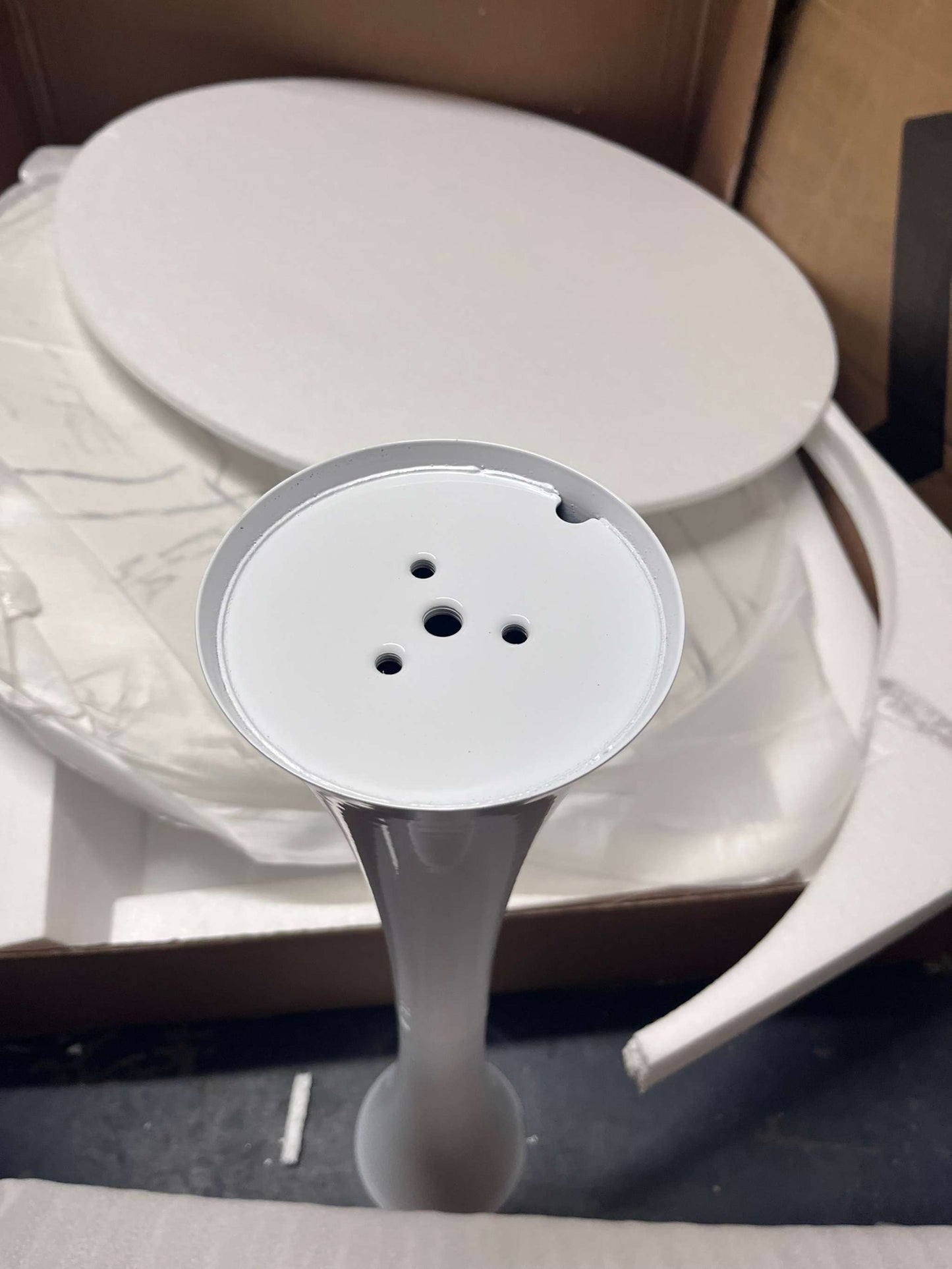 Wade Logan Amelia-Lillie Round Pedestal Dining Table