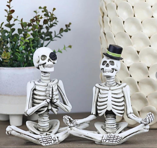 Open Box New OYATON Halloween Decorations Indoor, Gothic Skeleton Couple Decor for Home & Office, 2 Pack Small Resin Skull Figurines, Spooky Tabletop