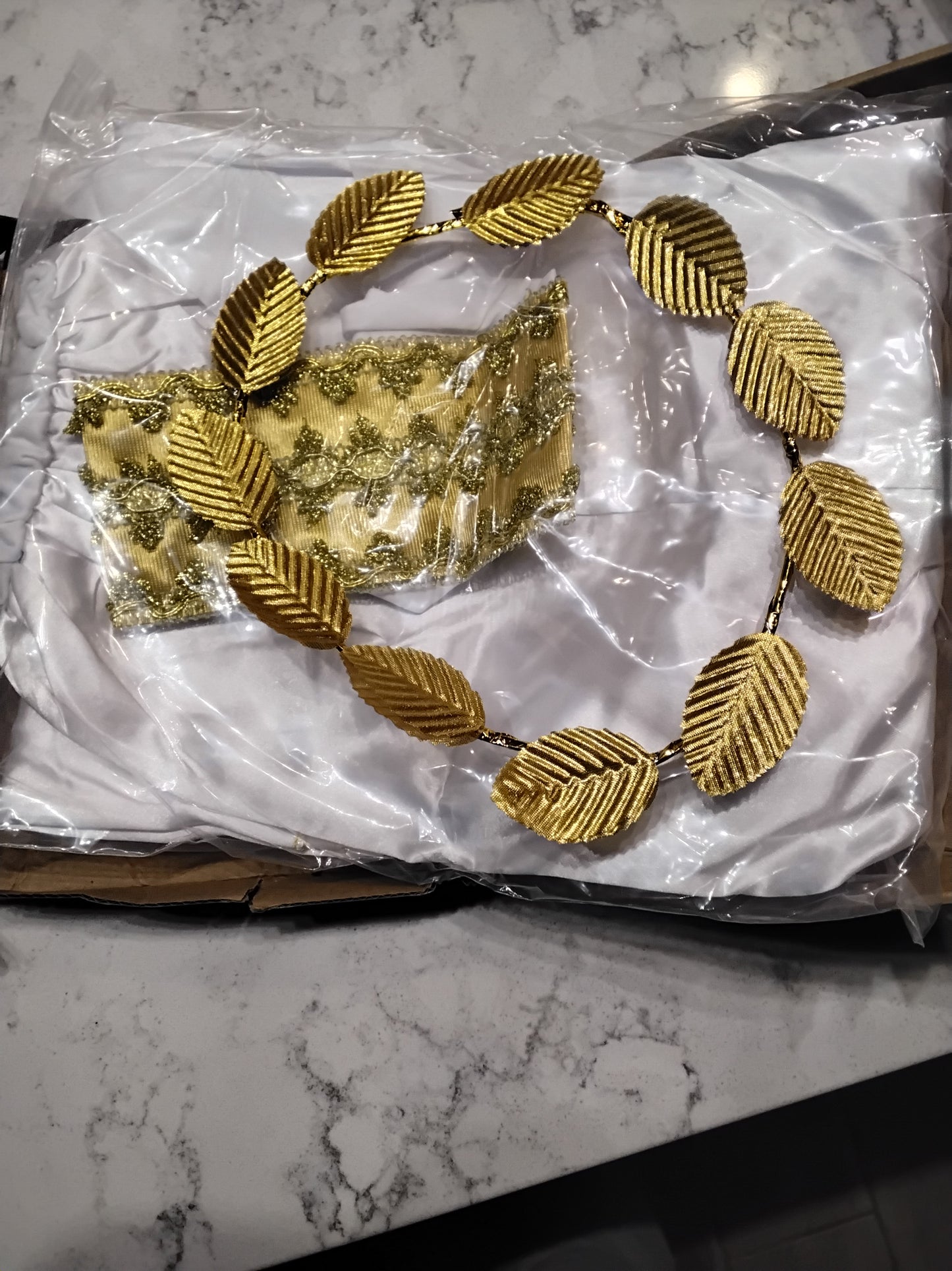 Open Box Geyoga 2 Pcs Greek Goddess Costume Toga Costume Women Halloween Greek Dress with Roman Crown Leaf Wreath